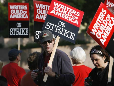 Entertainment writers go on strike in 2007, inspiring the Talkin' Unwritten Blues.